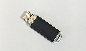 業務ファイルをUSBに保存して持ち込みOK